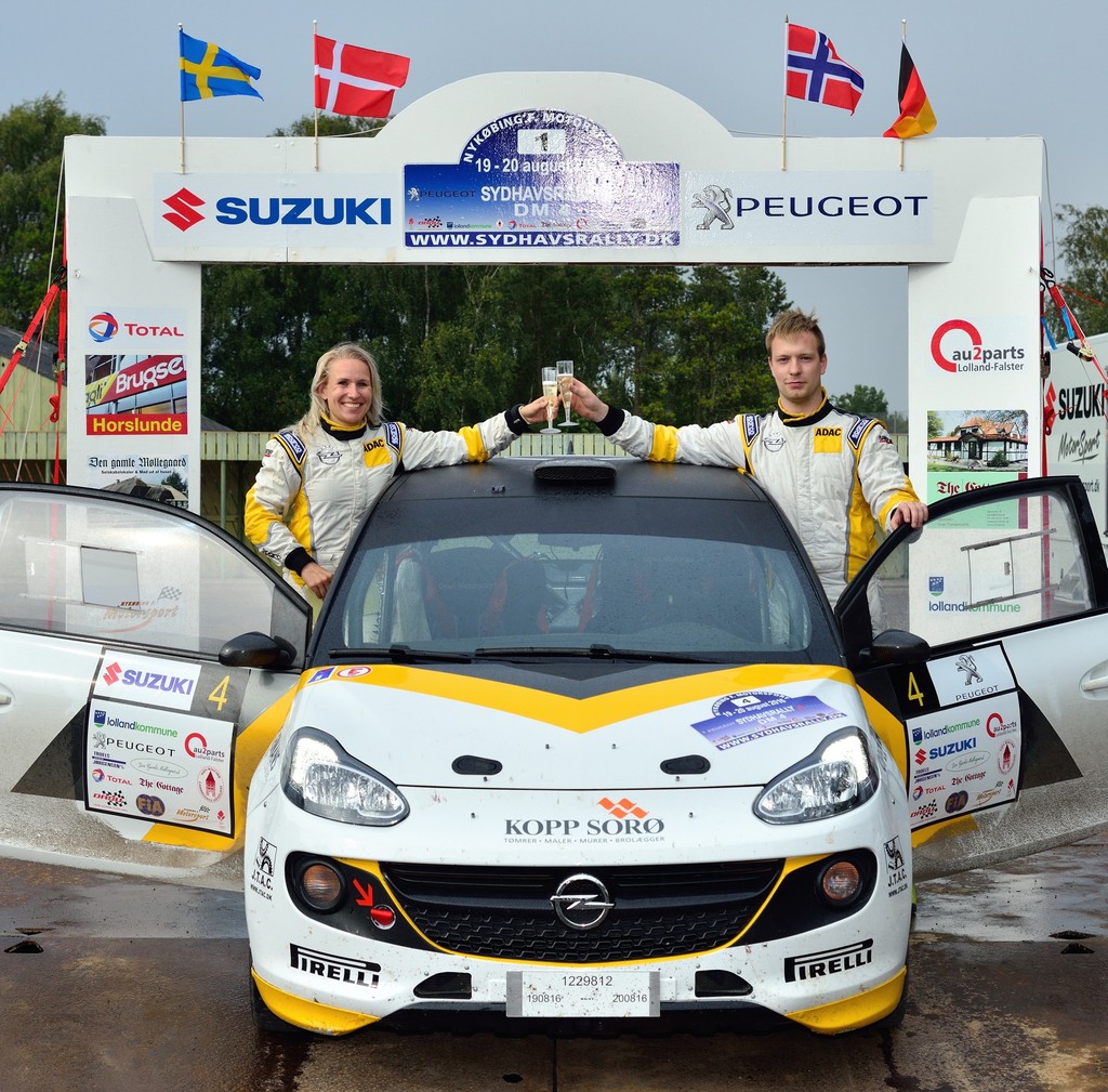 Lykkelige vindere: For fjerde gang i fire løb tog Jacob Madsen og Line Lykke Jensen sejren i danmarksmesterskabet for tunede biler under 1600 ccm i deres Opel ADAM R2
(Foto: Michael Eisenberg)